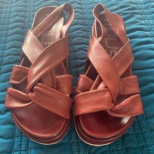 Low platform sandals